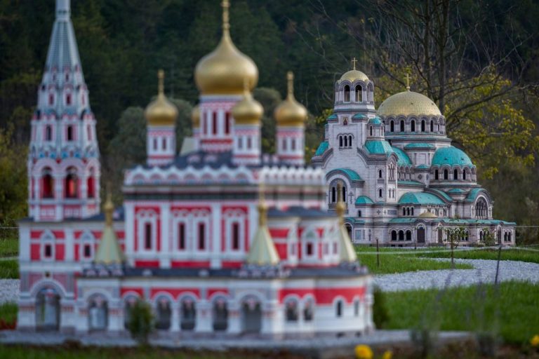 MINI PARC BULGARIA – TOATE АTRACTIILE MARI INTR-UN SINGUR LOC