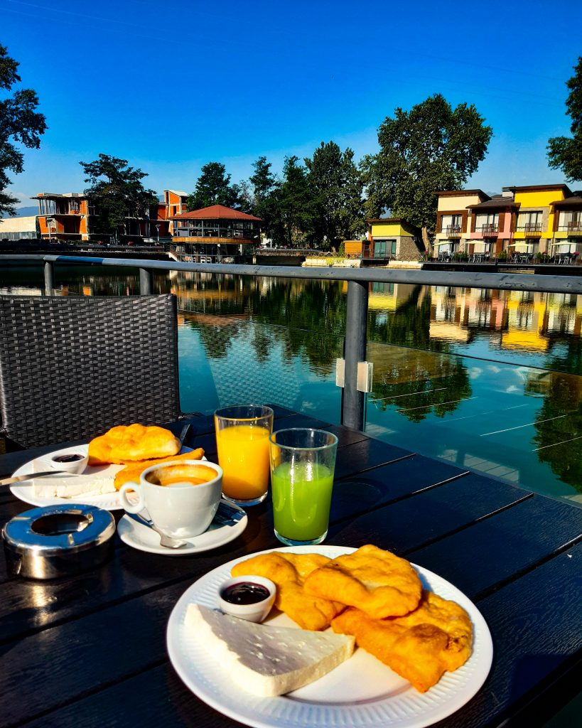 Das Bild zeigt die Terrasse der Häuser am Wasser