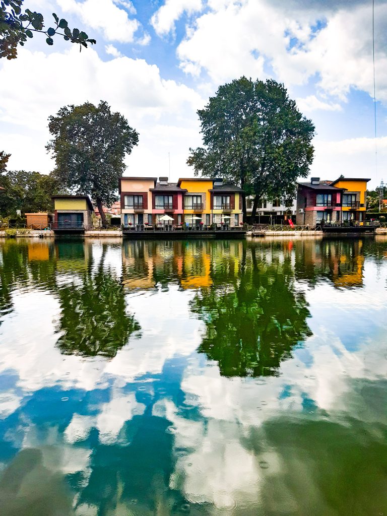 Das Bild zeigt die Häuser am Wasser