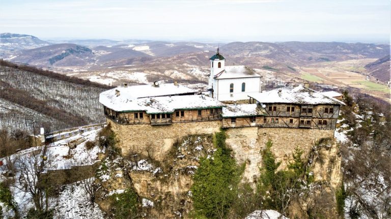 MANASTIREA GLOJEN – UN LOC MIRACOLOS SITUAT PE STANCI